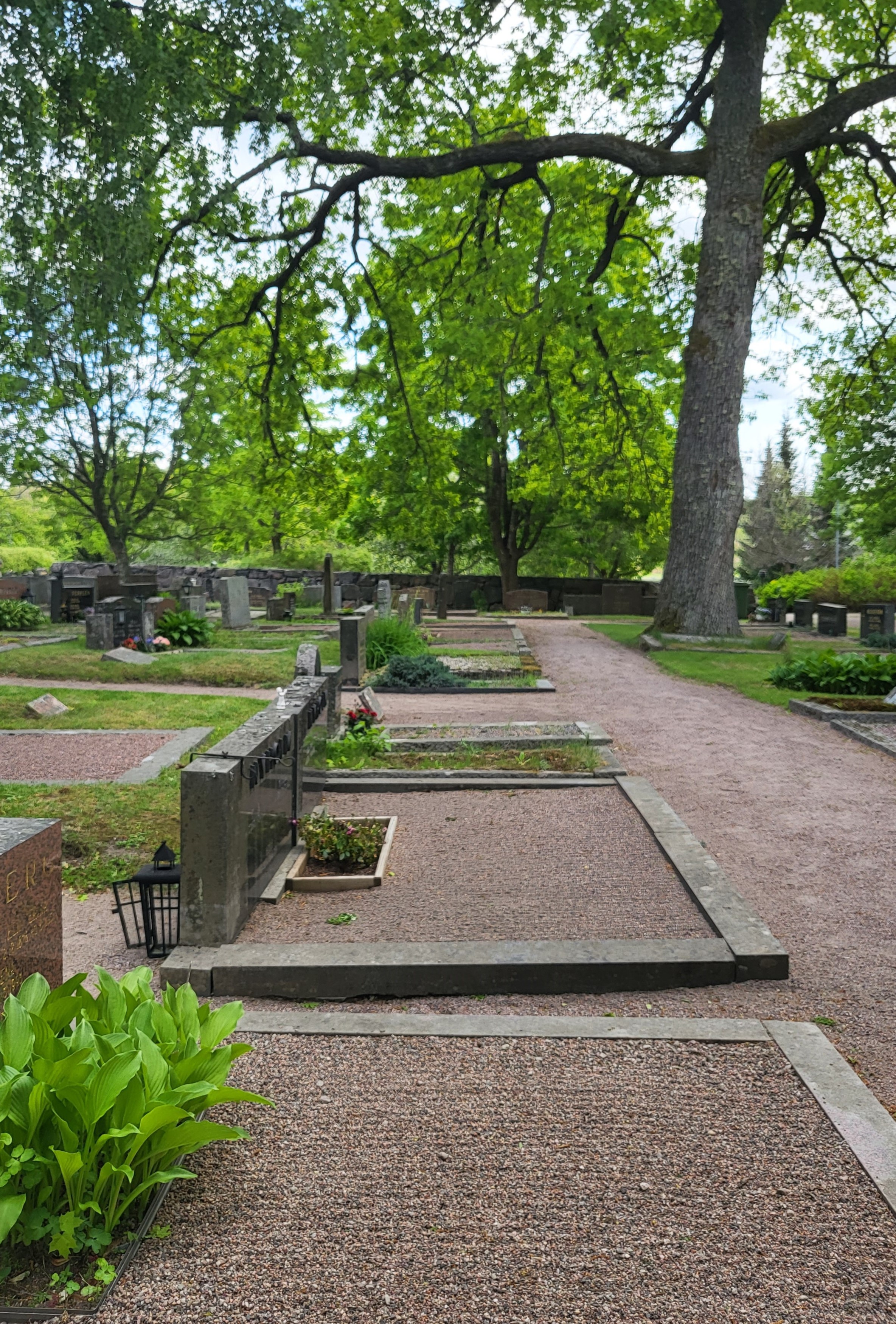 hoidettuja hautoja siuntion hautausmaalla