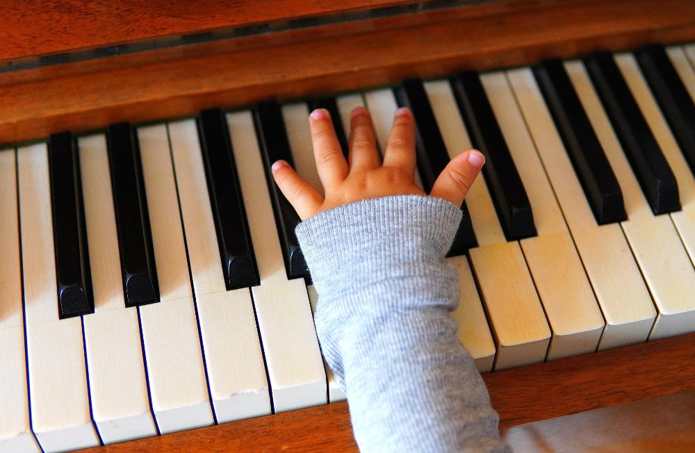lapsen käsi ja piano