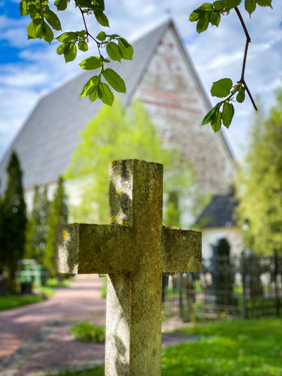 Korset vid begravningsplatsen.jpg
