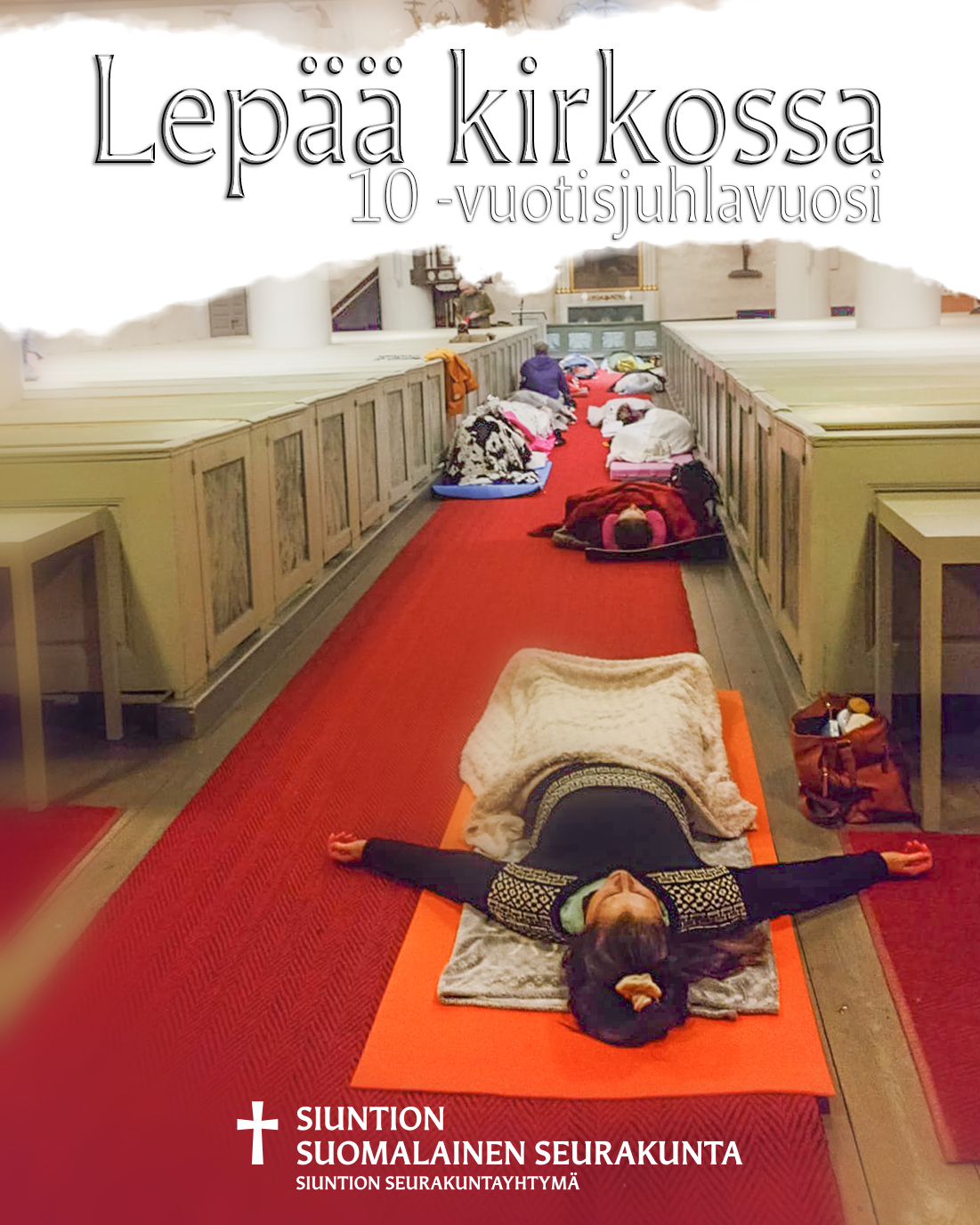 Kuva kirkosta, jonka käytävällä lepäilee ihmisiä
