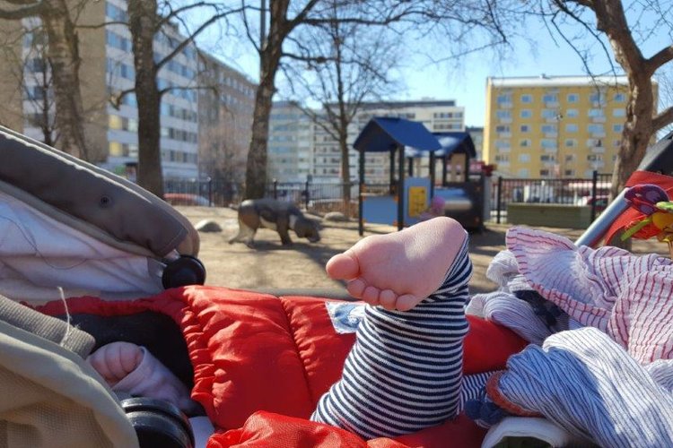 Pienet varpaat lastenvaunuissa.