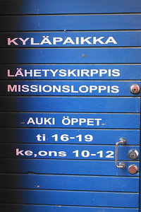 Kyläpaikan sininen ovi.