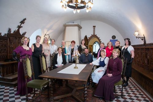 Kuoro hienosti pukeutuneena
