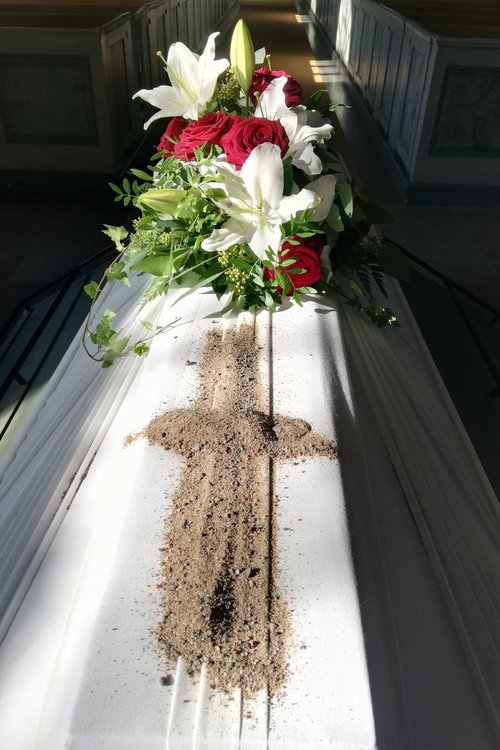 Arkku kirkossa, jossa hiekkaristi.