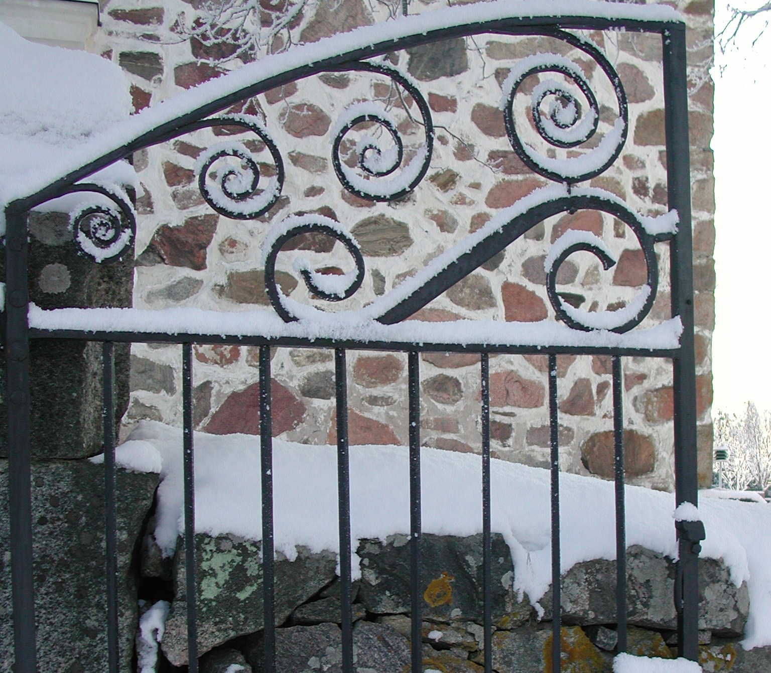 Kirkon luminen portti.jpg