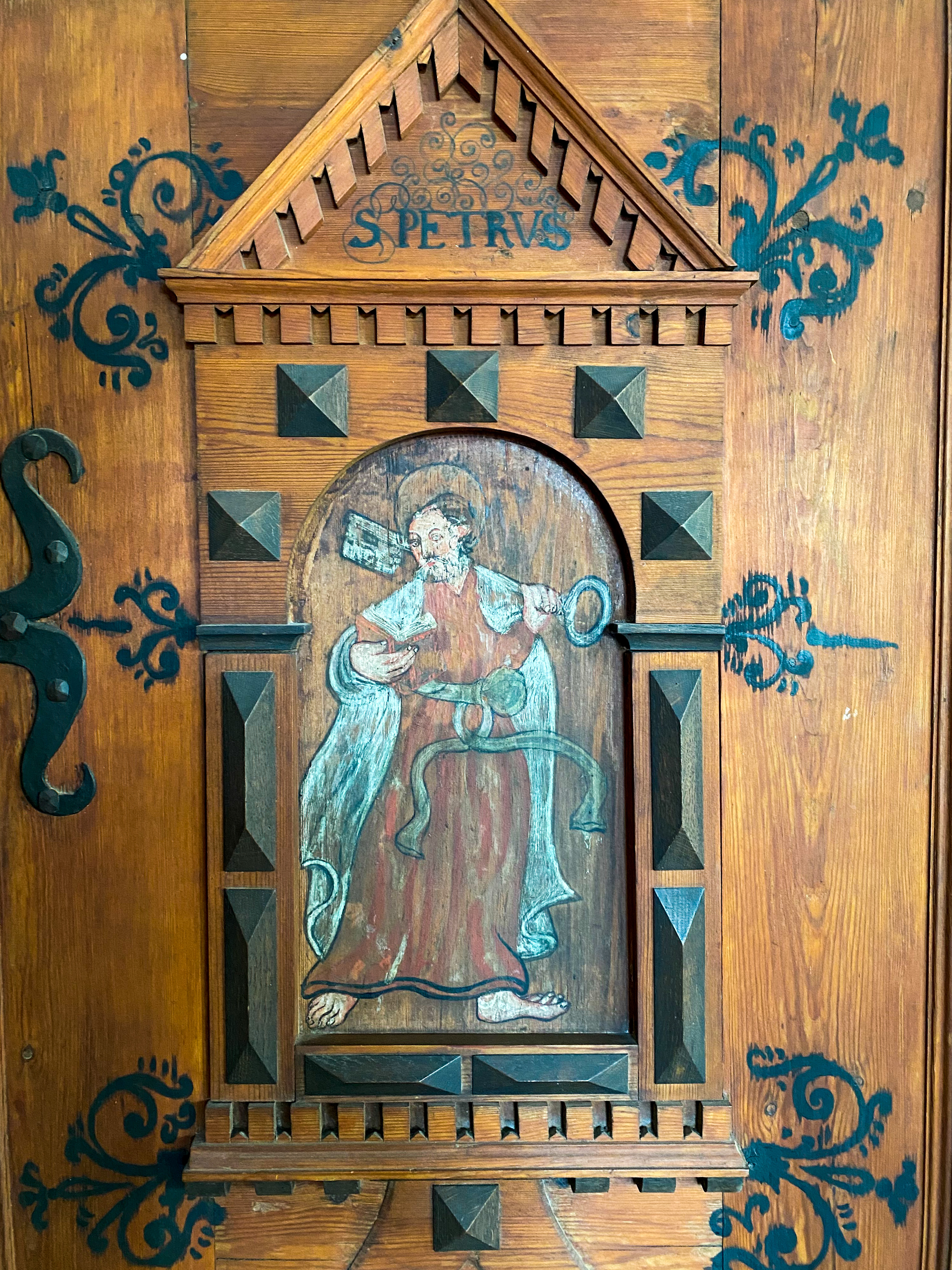 Pyhä Pietari vanhan saarnastuolin ovessa