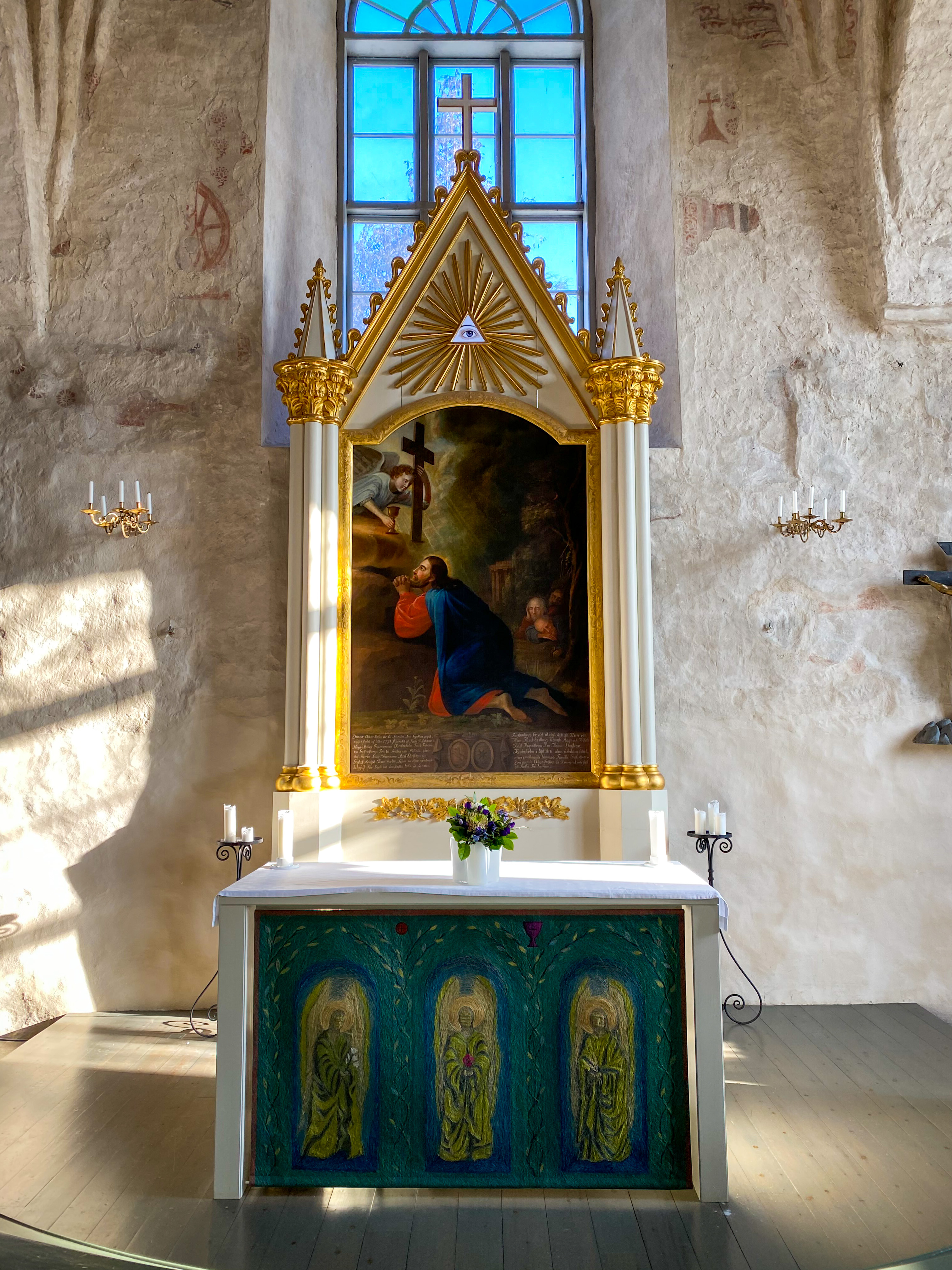 Pyhän Pietarin kirkon alttaritaulu ja alttari